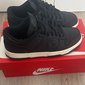 Nike Men's Black and White Sneakers used worn twice don’t fit anymore to small